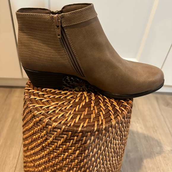 Denver Hayes - women’s zippered Chelsea boot - size 6.5 - Picture 2 of 2